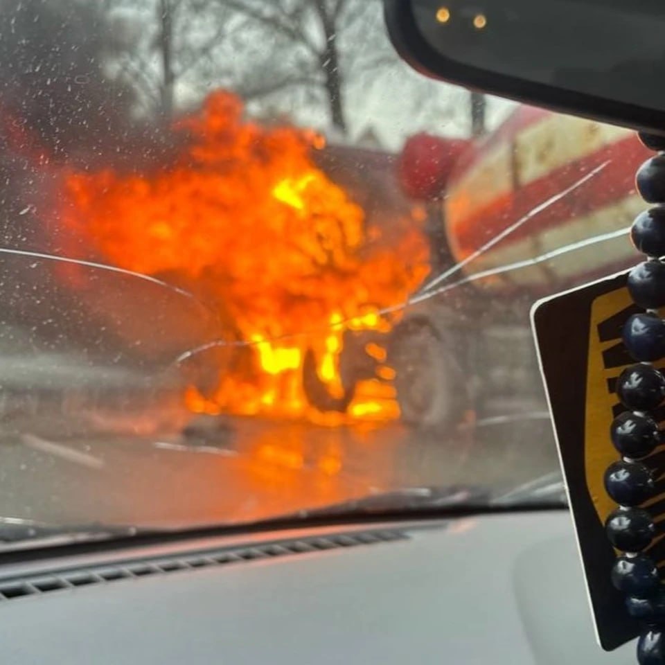 В Челябинске днем 31 октября на Меридиане, за кольцом с улицы Новороссийской, загорелась бетономешалка