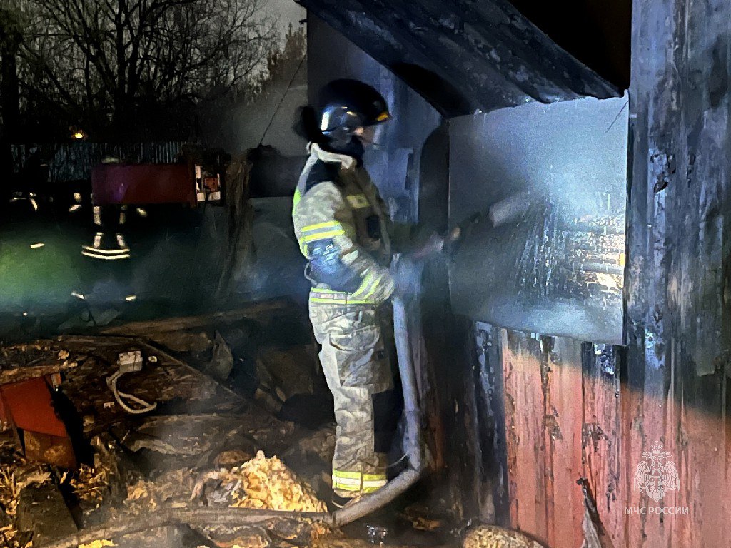 Ранним утром сотрудники Челябинского пожарно-спасательного гарнизона работали на тушении пожара по улице Шагольская Ранним утром сотрудники Челябинского пожарно-спасательного гарнизона работали на тушении пожара по улице Шагольская