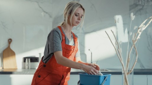 Этим народным средством для уборки пользуются 90% хозяек, а зря: может испортить покрытие