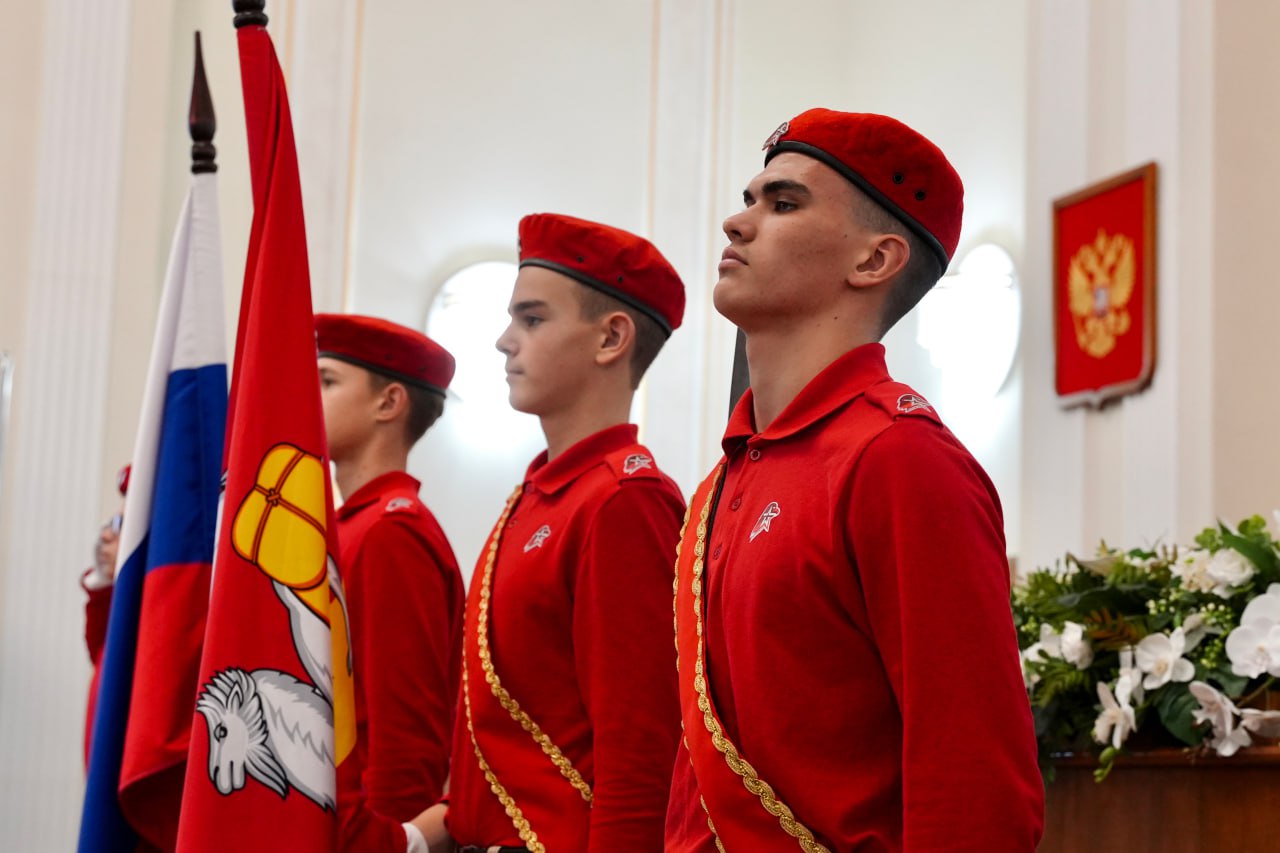 В большом зале Законодательного Собрания южноуральцам торжественно вручили паспорта граждан России В большом зале Законодательного Собрания южноуральцам торжественно вручили паспорта граждан России