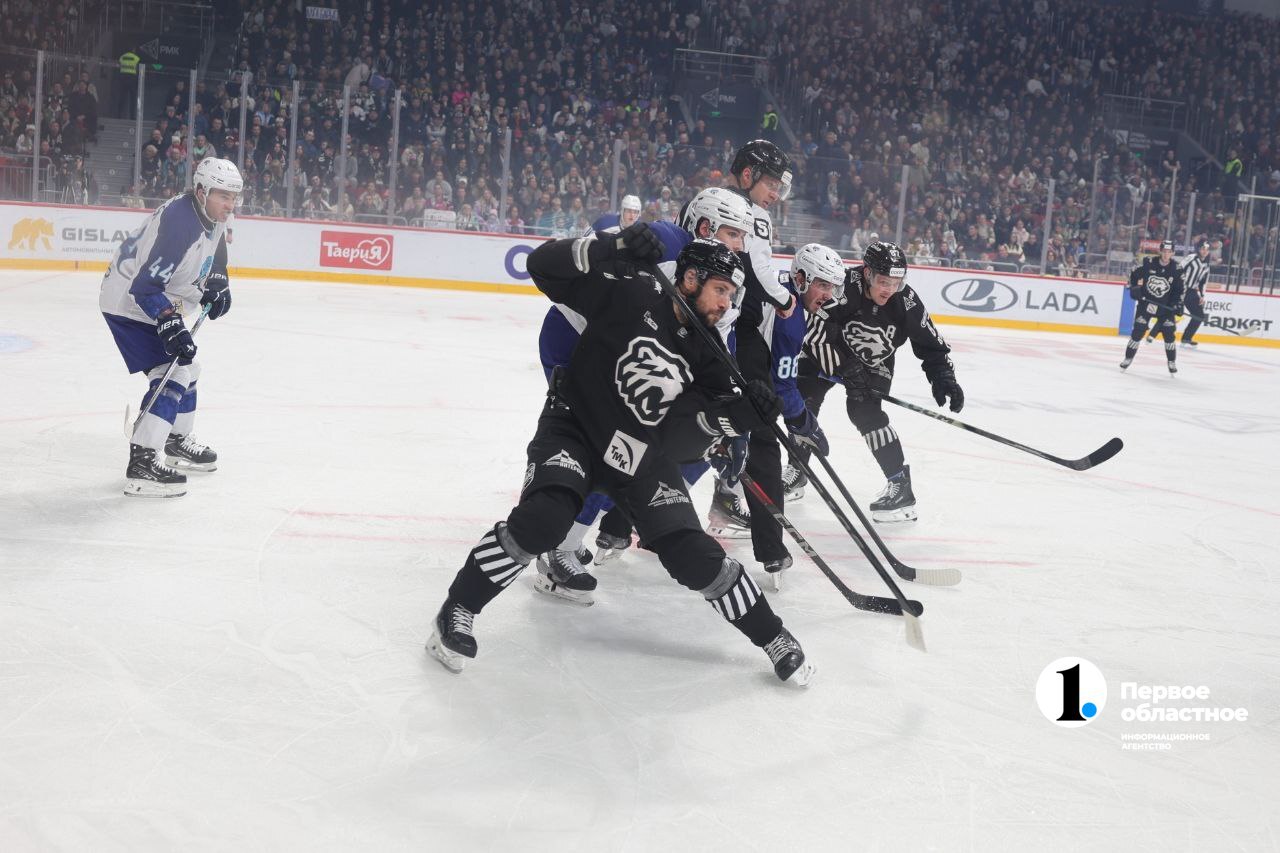 Кто мы? Мы — «Трактор!». «Парни — молодчики, забили много голов! Но мы пропустили три шайбы — это много. Надо работать над этим» — сказал в раздевалке после матча Ярослав Федосеев партнерам по команде Кто мы? Мы — «Трактор!». «Парни — молодчики, забили много голов! Но мы пропустили три шайбы — это много. Надо работать над этим» — сказал в раздевалке после матча Ярослав Федосеев партнерам по команде