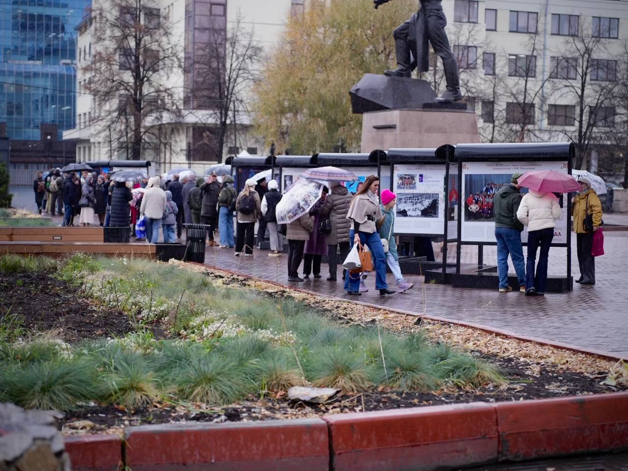 В Челябинске открылась выставка, посвящённая 45-летию ансамбля танца «Урал» В Челябинске открылась выставка, посвящённая 45-летию ансамбля танца «Урал»