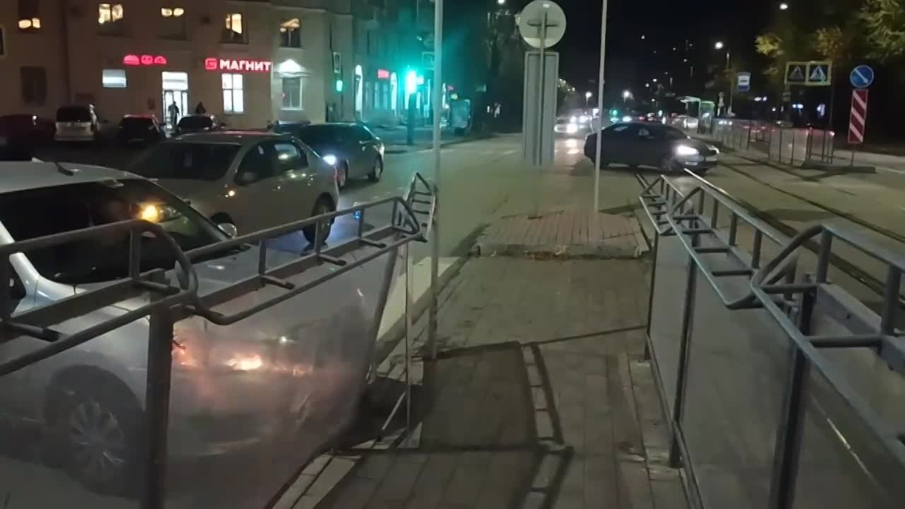 В Челябинске легковой автомобиль врезался в ограждение на трамвайной остановке