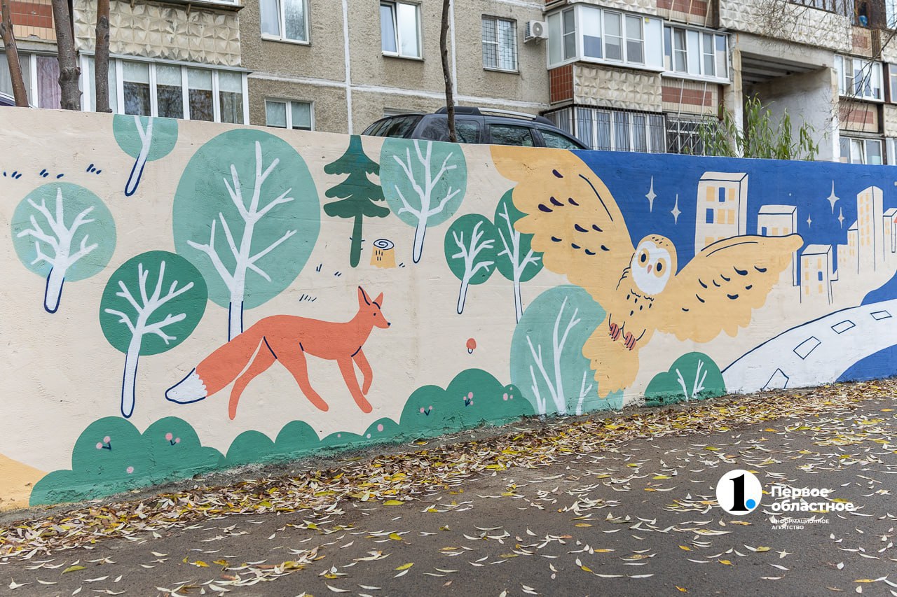 Стены в Ленинском районе Челябинска украсили цветущими яблонями, русалками и чудовищами Стены в Ленинском районе Челябинска украсили цветущими яблонями, русалками и чудовищами