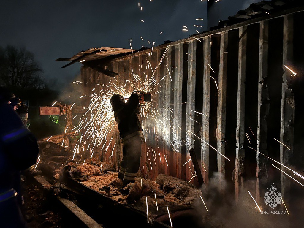 Ранним утром сотрудники Челябинского пожарно-спасательного гарнизона работали на тушении пожара по улице Шагольская