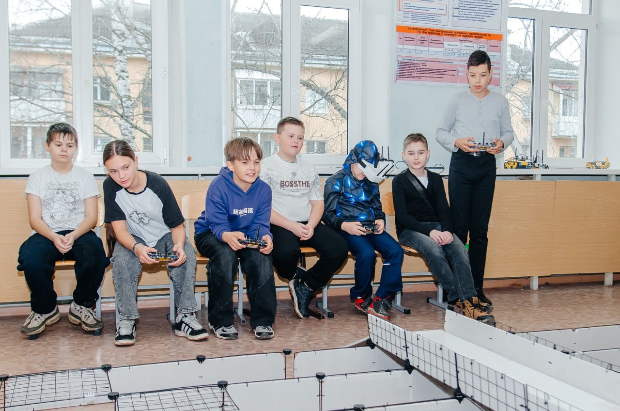 В Трехгорном дети учатся управлять роботами В Трехгорном дети учатся управлять роботами
