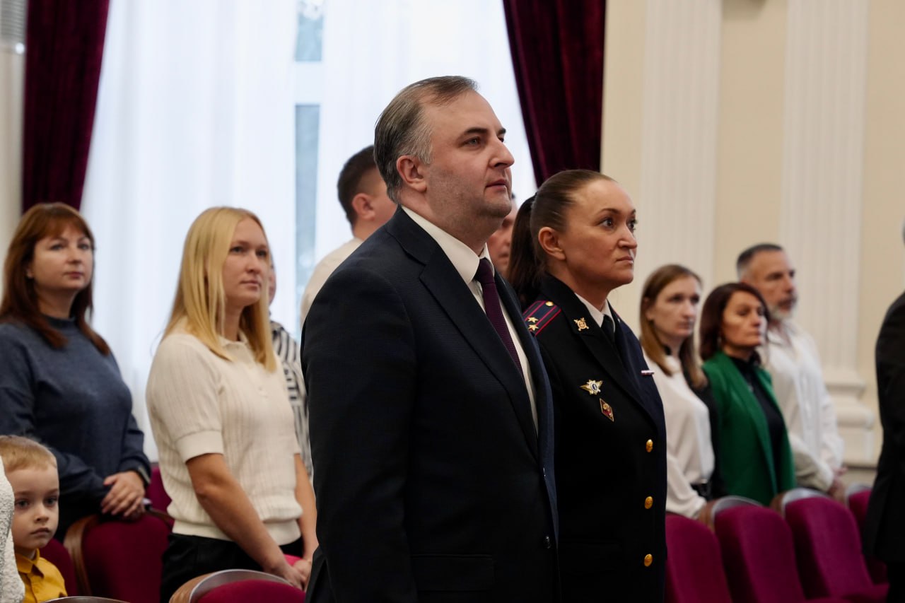 В большом зале Законодательного Собрания южноуральцам торжественно вручили паспорта граждан России