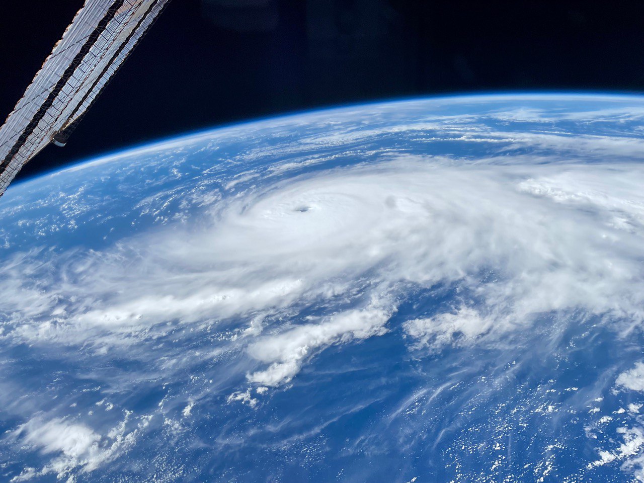 Челябинский космонавт Олег Платонов показал, как выглядит ураган Мелисса с борта МКС