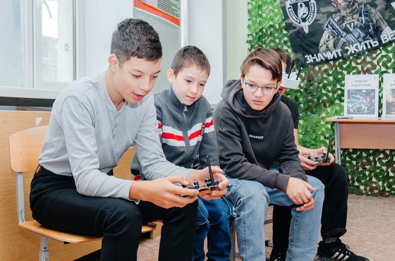 В Трехгорном дети учатся управлять роботами В Трехгорном дети учатся управлять роботами