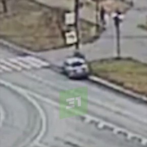 Сегодня днем около ТРК "Родник" Hyundai Solaris столкнулся с Lexus, а потом медленно въехал в столб