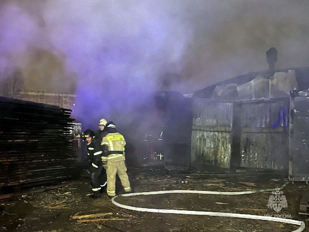 Ранним утром сотрудники Челябинского пожарно-спасательного гарнизона работали на тушении пожара по улице Шагольская Ранним утром сотрудники Челябинского пожарно-спасательного гарнизона работали на тушении пожара по улице Шагольская