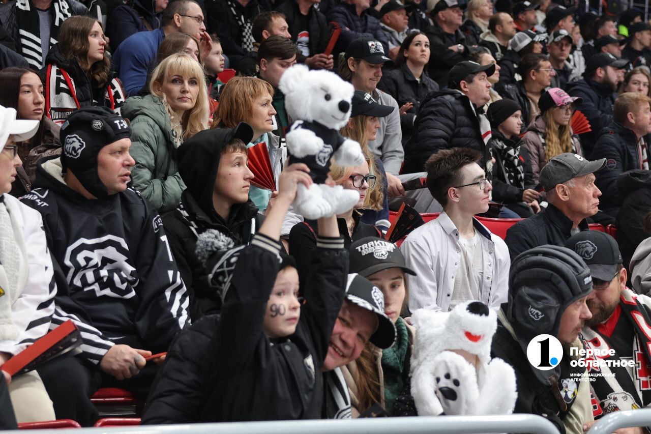 Кто мы? Мы — «Трактор!». «Парни — молодчики, забили много голов! Но мы пропустили три шайбы — это много. Надо работать над этим» — сказал в раздевалке после матча Ярослав Федосеев партнерам по команде Кто мы? Мы — «Трактор!». «Парни — молодчики, забили много голов! Но мы пропустили три шайбы — это много. Надо работать над этим» — сказал в раздевалке после матча Ярослав Федосеев партнерам по команде