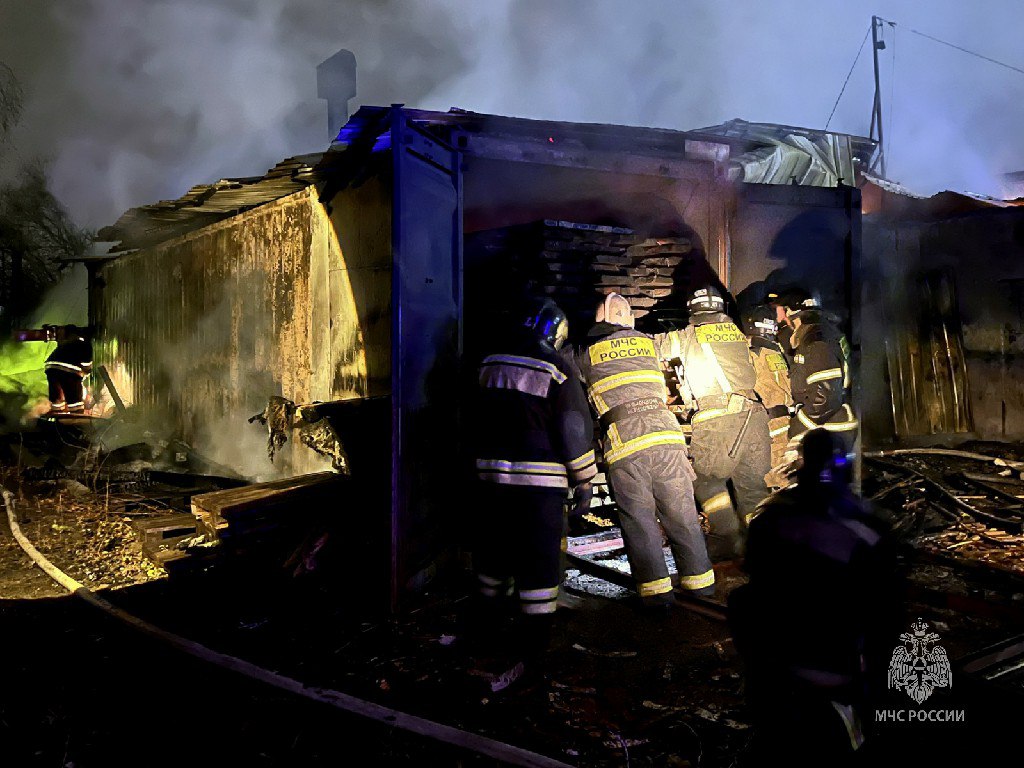 Ранним утром сотрудники Челябинского пожарно-спасательного гарнизона работали на тушении пожара по улице Шагольская Ранним утром сотрудники Челябинского пожарно-спасательного гарнизона работали на тушении пожара по улице Шагольская