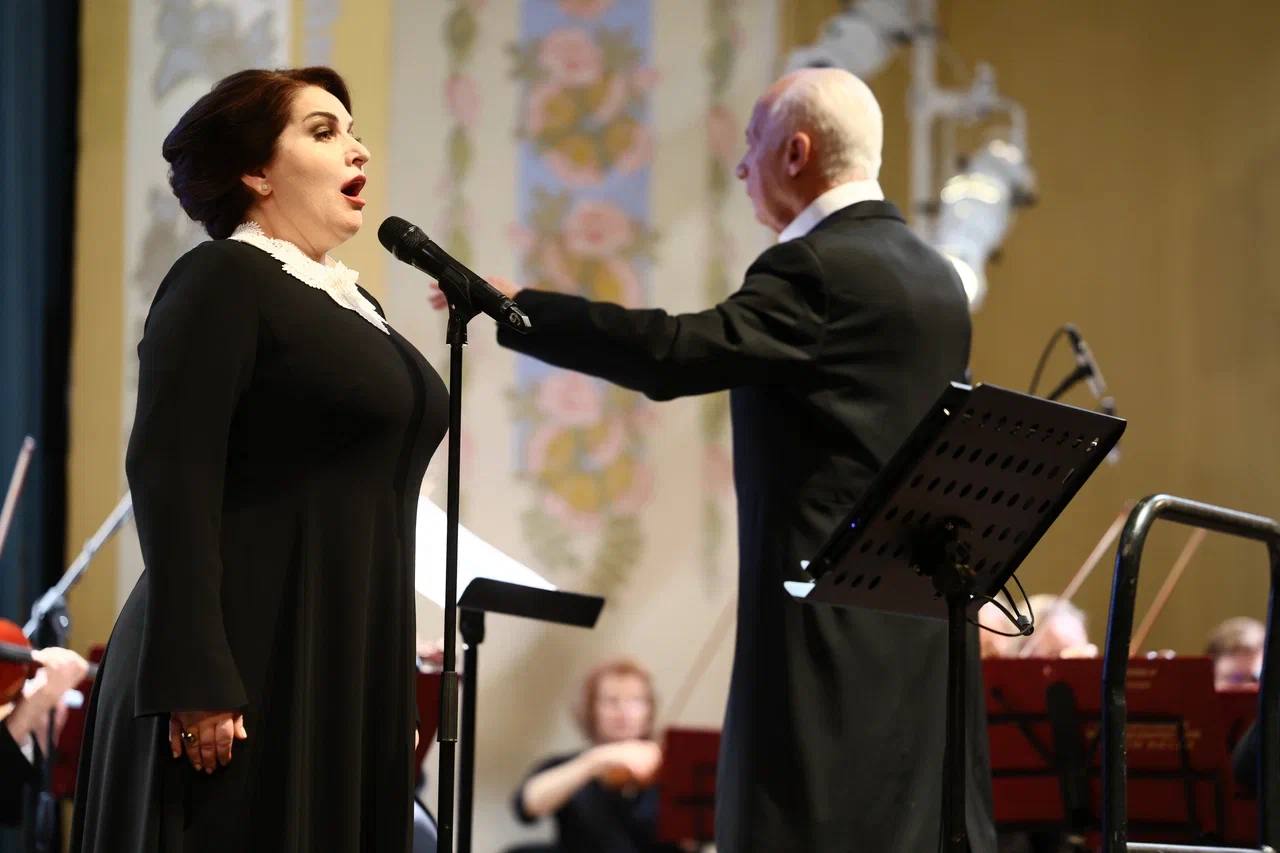 Владимир Спиваков и Хибла Герзмава исполнили хиты на концерте в Челябинске Владимир Спиваков и Хибла Герзмава исполнили хиты на концерте в Челябинске