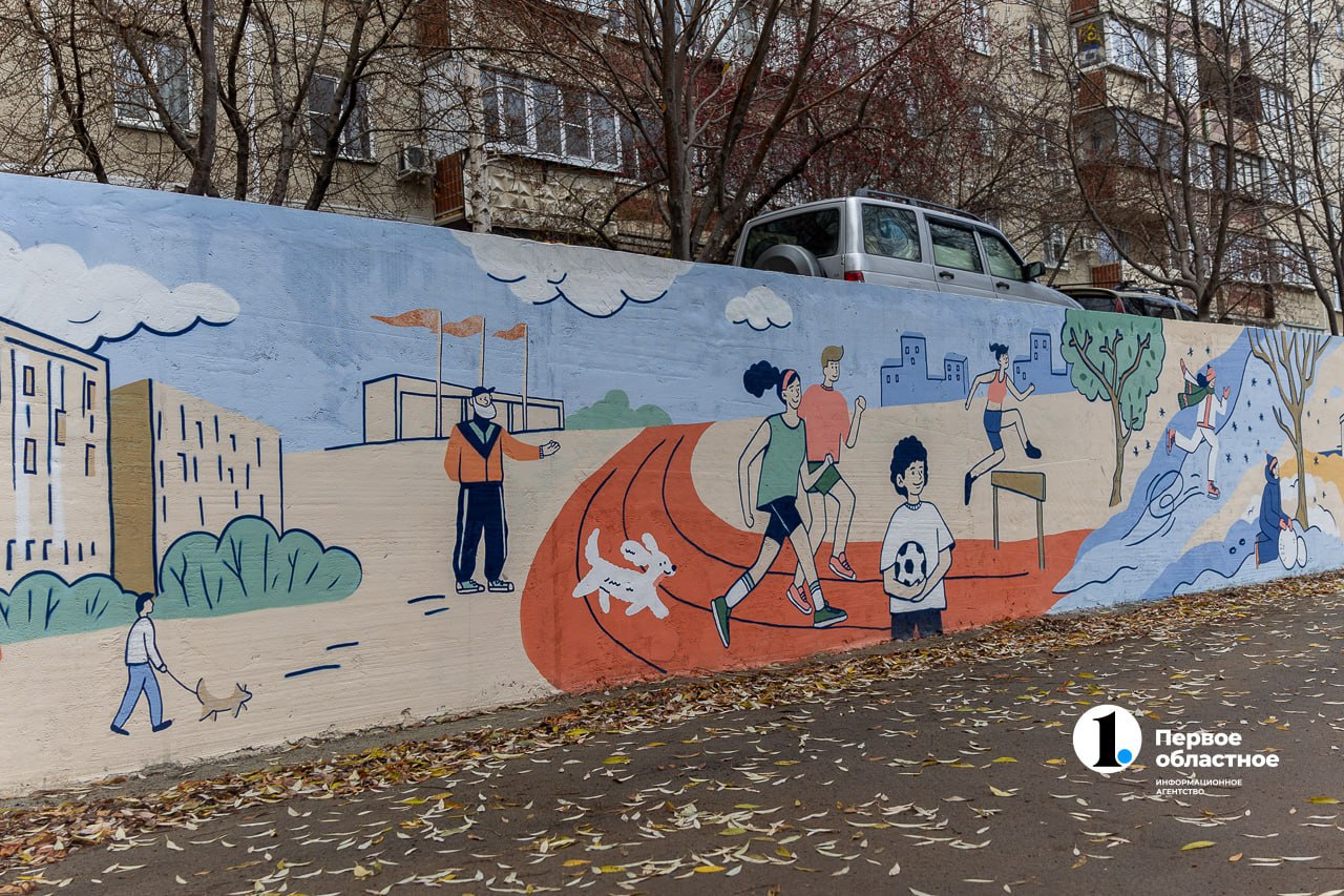 Стены в Ленинском районе Челябинска украсили цветущими яблонями, русалками и чудовищами Стены в Ленинском районе Челябинска украсили цветущими яблонями, русалками и чудовищами