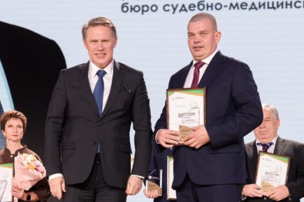 Челябинского врача Артемия Лахно наградил министр здравоохранения РФ