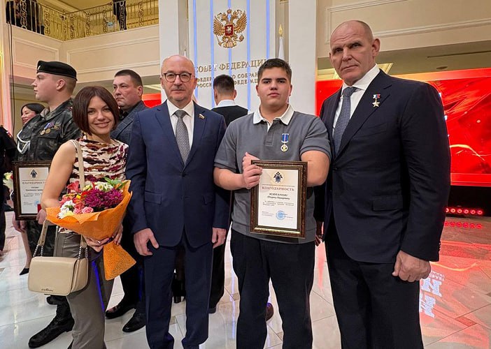 Школьника из Челябинска наградили медалью за мужество