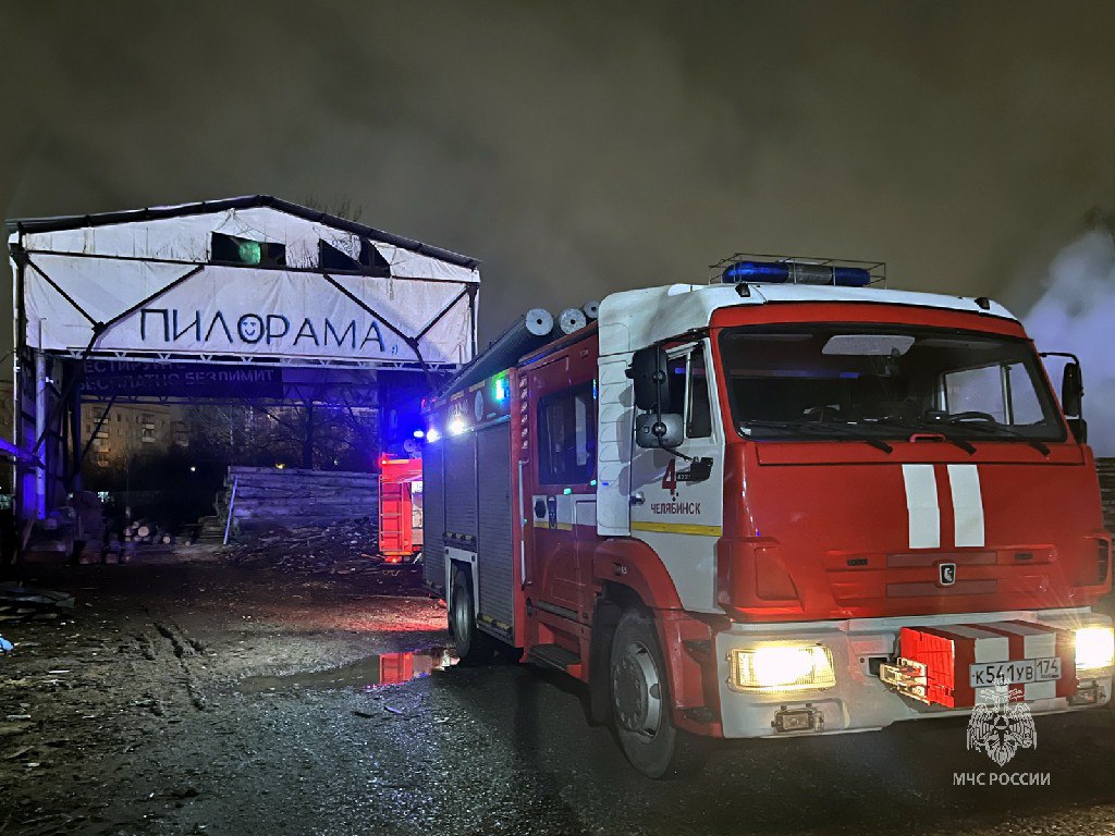 Ранним утром сотрудники Челябинского пожарно-спасательного гарнизона работали на тушении пожара по улице Шагольская Ранним утром сотрудники Челябинского пожарно-спасательного гарнизона работали на тушении пожара по улице Шагольская