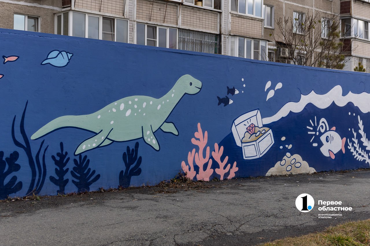 Стены в Ленинском районе Челябинска украсили цветущими яблонями, русалками и чудовищами Стены в Ленинском районе Челябинска украсили цветущими яблонями, русалками и чудовищами