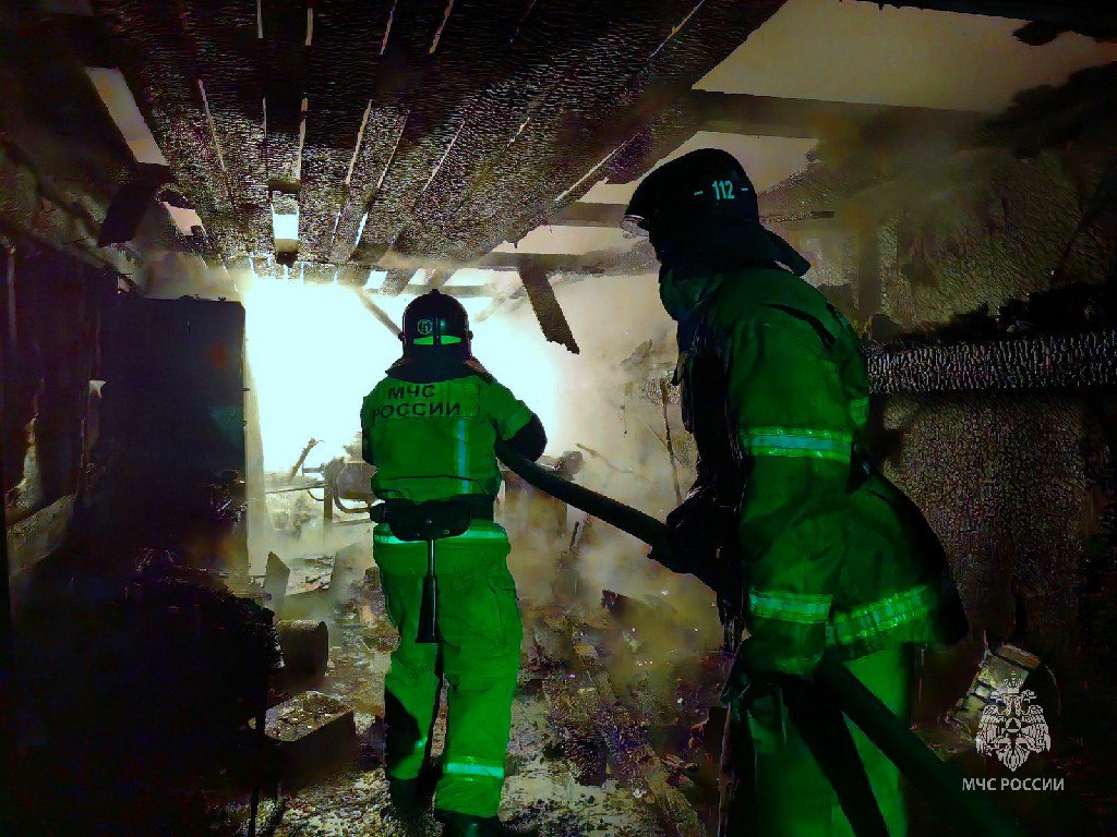 В ночное время сотрудники МЧС России работали на тушении двухэтажного дома в СНТ "Тракторосад-5" В ночное время сотрудники МЧС России работали на тушении двухэтажного дома в СНТ "Тракторосад-5"