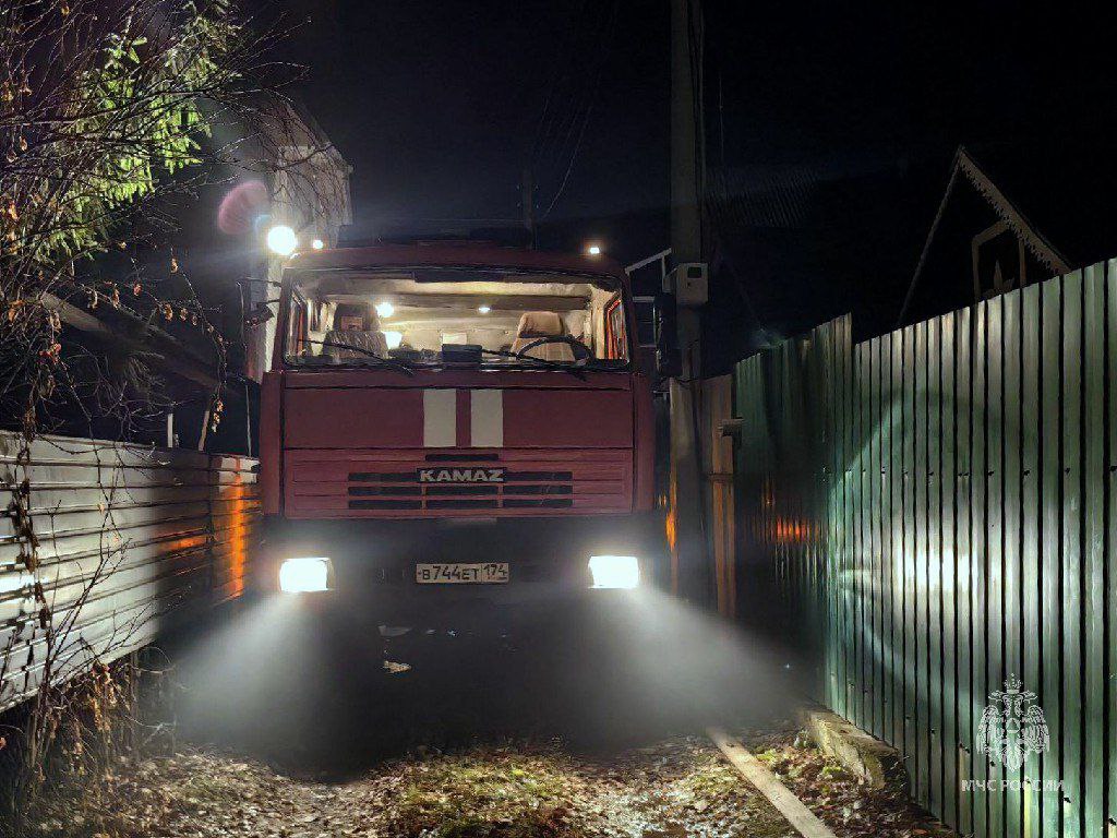 Двухэтажный дом сгорел ночью в Челябинске  Двухэтажный дом сгорел ночью в Челябинске