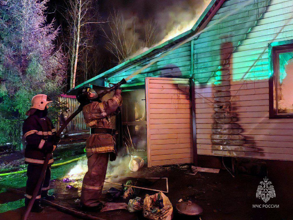 Двухэтажный дом сгорел ночью в Челябинске  Двухэтажный дом сгорел ночью в Челябинске