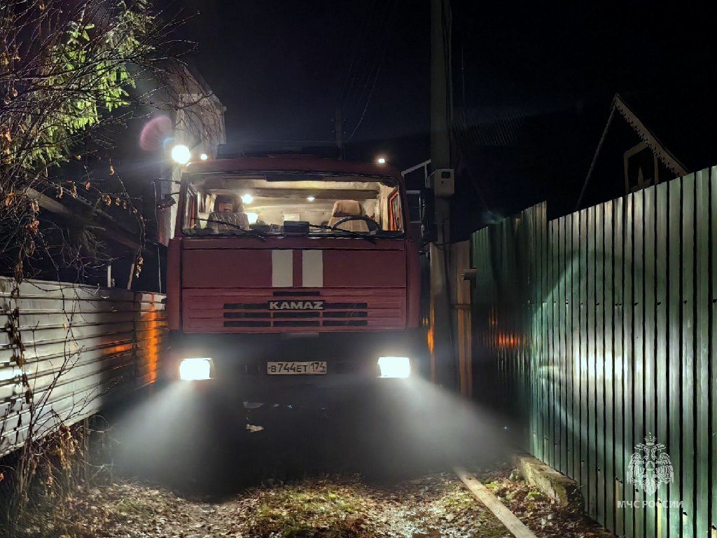 В ночное время сотрудники МЧС России работали на тушении двухэтажного дома в СНТ "Тракторосад-5"