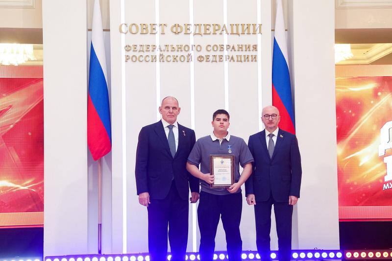 Челябинского подростка наградили в Москве за задержание пьяного неадеквата