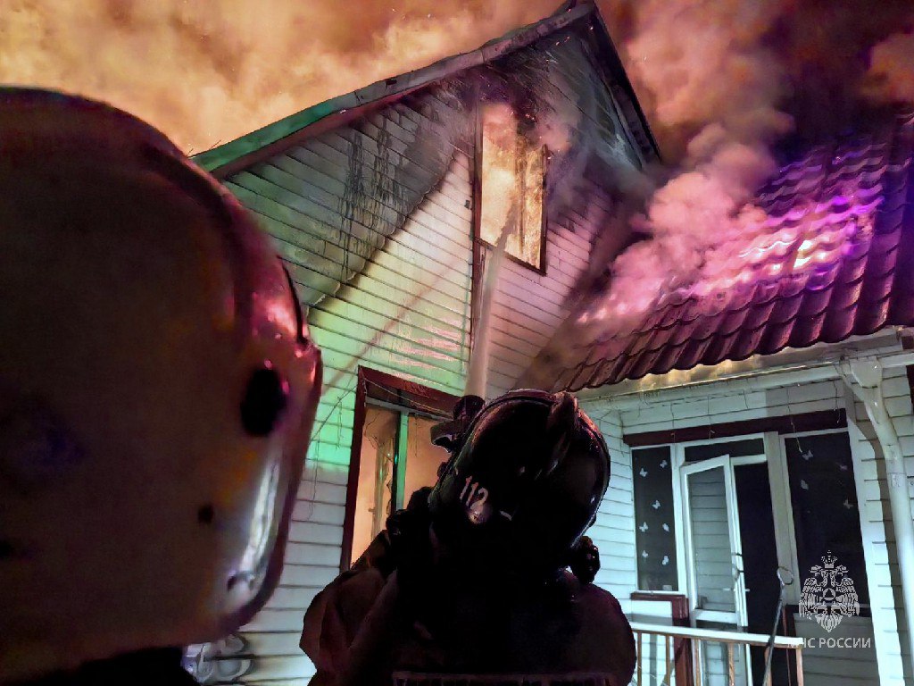 В ночное время сотрудники МЧС России работали на тушении двухэтажного дома в СНТ "Тракторосад-5" В ночное время сотрудники МЧС России работали на тушении двухэтажного дома в СНТ "Тракторосад-5"