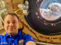 Космоселфи. Челябинский космонавт Олег Платонов поделился рабочим фото с коллегами: сам он внутри станции, а Алексей Зубрицкий и Сергей Рыжиков работают снаружи, на поверхности МКС