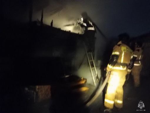 Сотрудники МЧС России работали на пожаре в селе Октябрьское