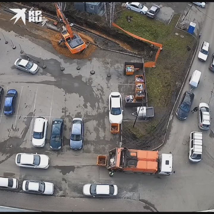 Наказал за неправильную парковку: водитель мусоровоза заблокировал машину