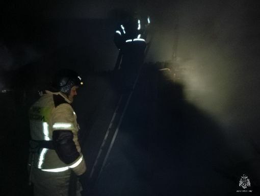 Сотрудники МЧС России работали на пожаре в селе Октябрьское Сотрудники МЧС России работали на пожаре в селе Октябрьское