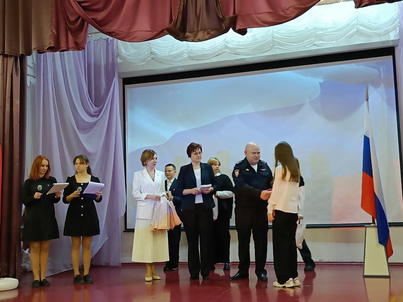 В преддверии Дня народного единства полицейские вручили паспорта юным челябинцам В преддверии Дня народного единства полицейские вручили паспорта юным челябинцам