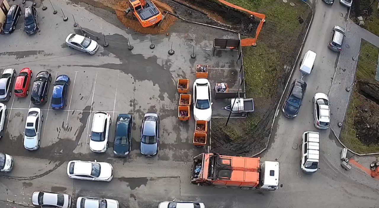 В Челябинске водитель мусоровоза проучил автохама за парковку у контейнеров