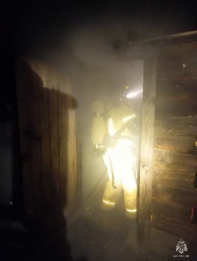 Сотрудники МЧС России работали на пожаре в селе Октябрьское Сотрудники МЧС России работали на пожаре в селе Октябрьское