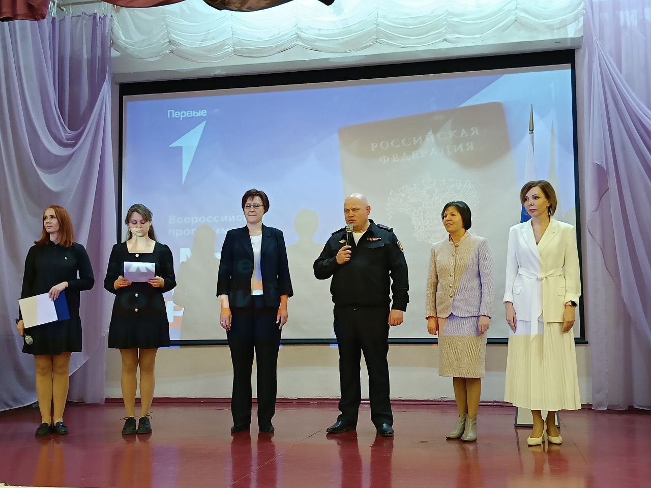 В преддверии Дня народного единства полицейские вручили паспорта юным челябинцам В преддверии Дня народного единства полицейские вручили паспорта юным челябинцам