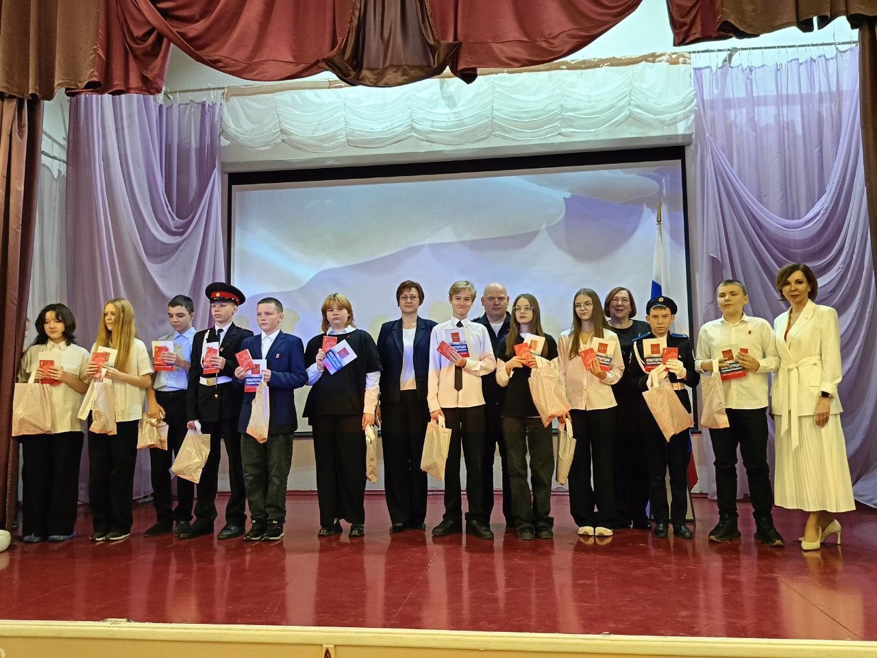 В преддверии Дня народного единства полицейские вручили паспорта юным челябинцам