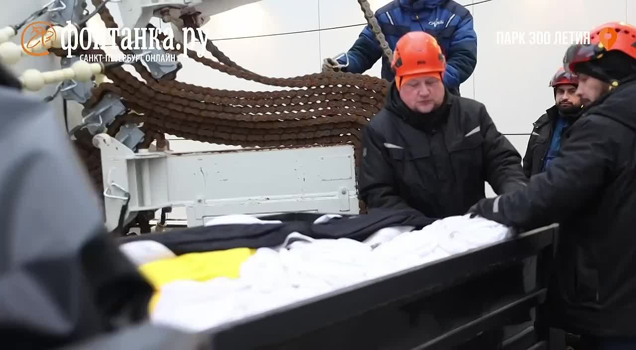 Ко дню провозглашения Российской Империи в Питере официально подняли флаг — "имперку"