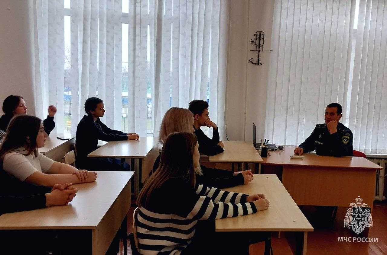 Старшеклассникам рассказали о службе в МЧС России Старшеклассникам рассказали о службе в МЧС России