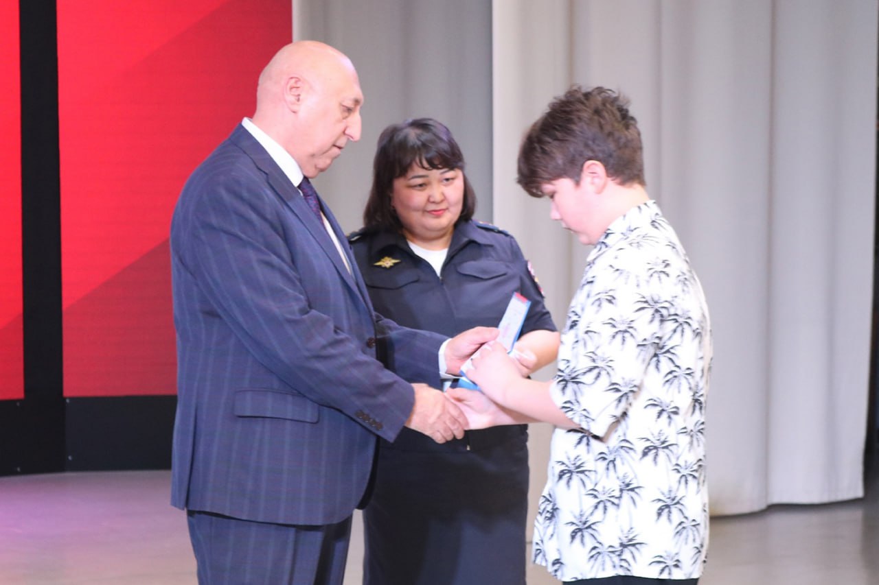 Накануне Дня народного единства в регионе прошли церемонии вручения первых паспортов юным южноуральцам Накануне Дня народного единства в регионе прошли церемонии вручения первых паспортов юным южноуральцам