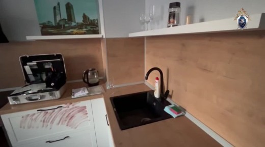 Тело пятилетней девочки нашли в диване в квартире Челябинска, сообщили в региональном СУСК