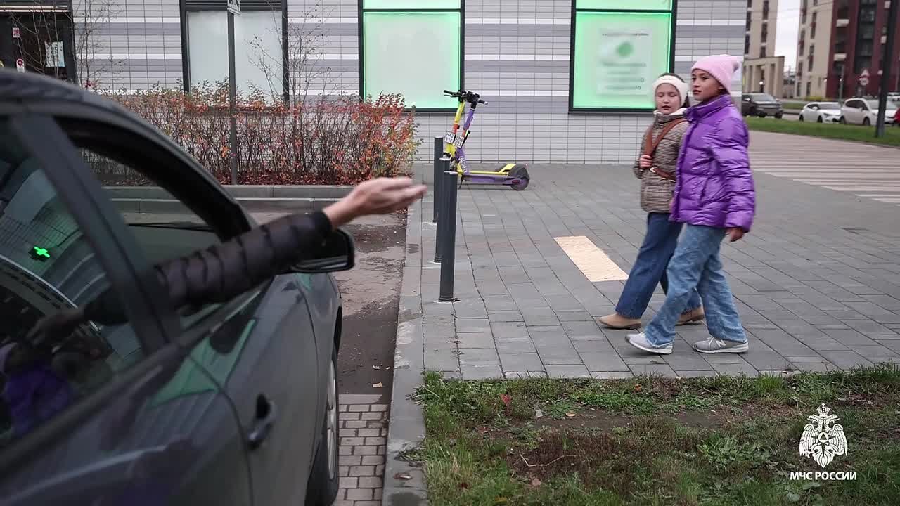 Иногда опасность подъезжает тихо - с вежливой улыбкой и открытой дверью