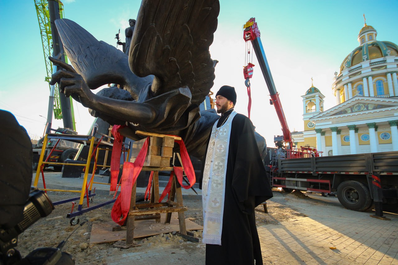 Завершается строительство памятника архангелу Михаилу на площади у Христорождественского собора Завершается строительство памятника архангелу Михаилу на площади у Христорождественского собора