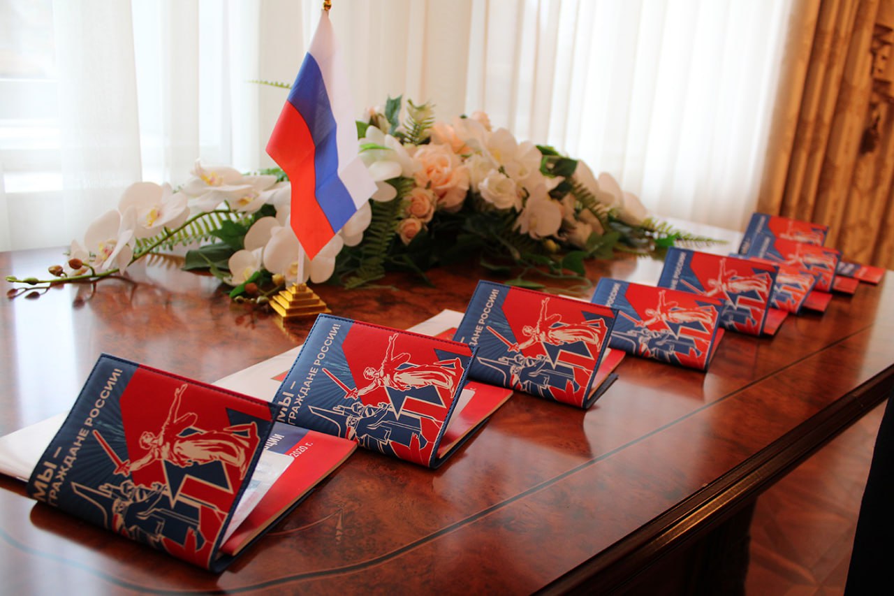 Накануне Дня народного единства в регионе прошли церемонии вручения первых паспортов юным южноуральцам Накануне Дня народного единства в регионе прошли церемонии вручения первых паспортов юным южноуральцам