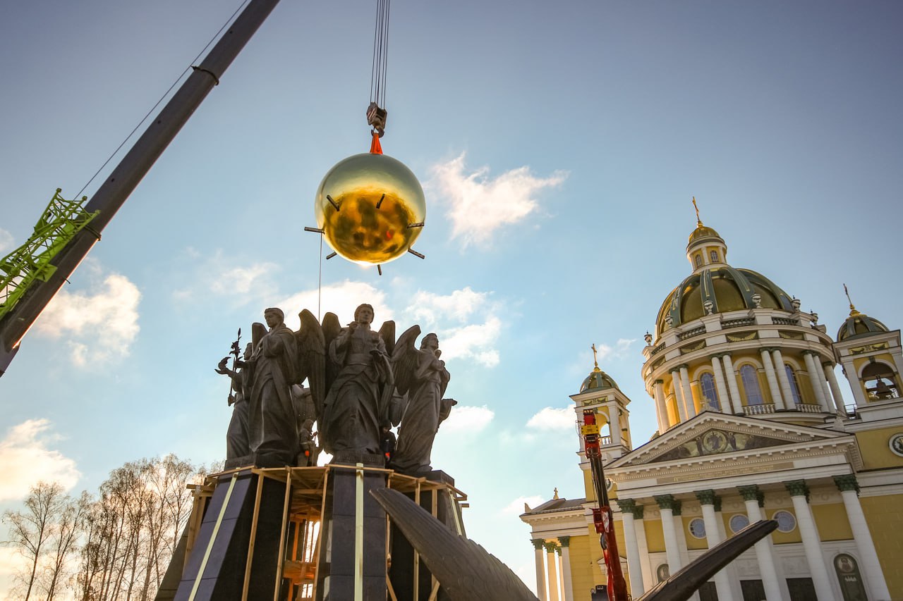 Завершается строительство памятника архангелу Михаилу на площади у Христорождественского собора