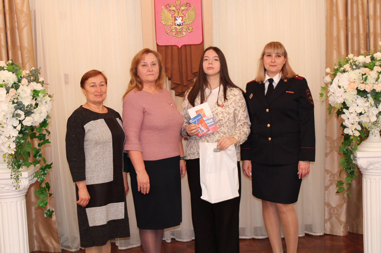 Накануне Дня народного единства в регионе прошли церемонии вручения первых паспортов юным южноуральцам Накануне Дня народного единства в регионе прошли церемонии вручения первых паспортов юным южноуральцам