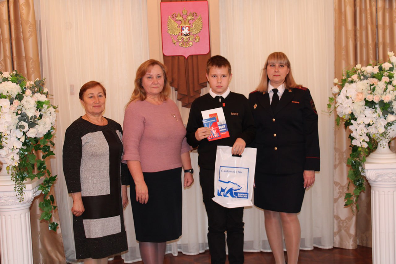 Накануне Дня народного единства в регионе прошли церемонии вручения первых паспортов юным южноуральцам Накануне Дня народного единства в регионе прошли церемонии вручения первых паспортов юным южноуральцам