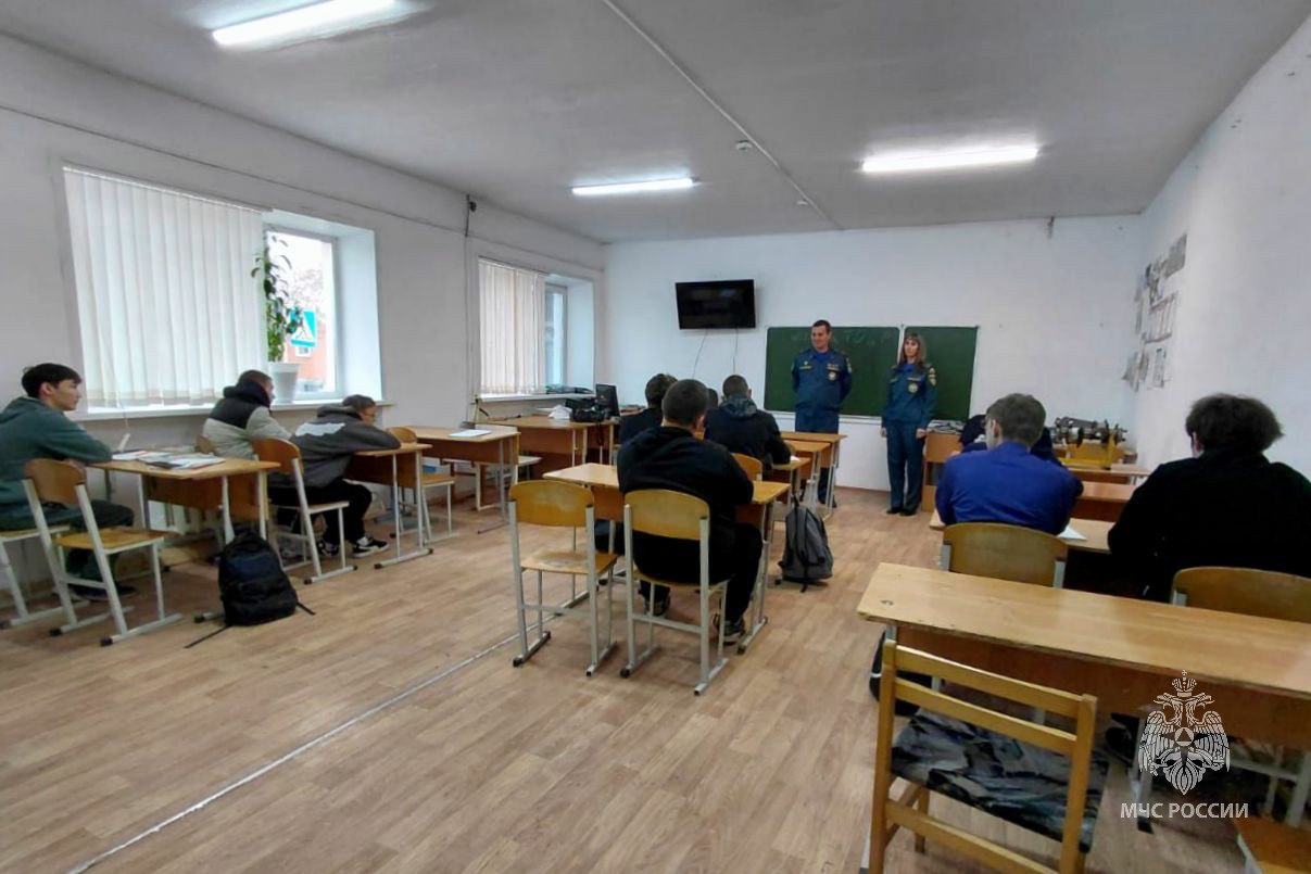 Старшеклассникам рассказали о службе в МЧС России
