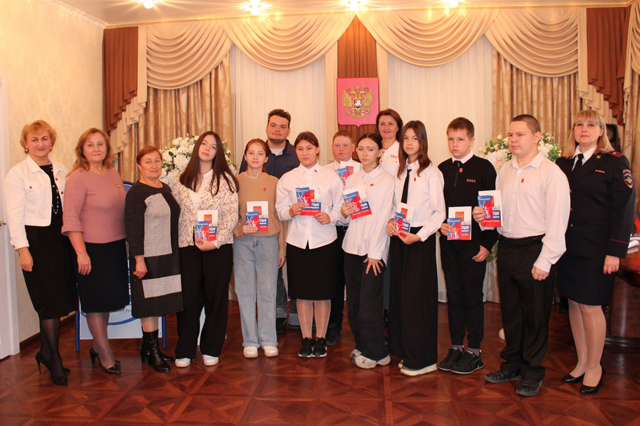 Накануне Дня народного единства в регионе прошли церемонии вручения первых паспортов юным южноуральцам Накануне Дня народного единства в регионе прошли церемонии вручения первых паспортов юным южноуральцам